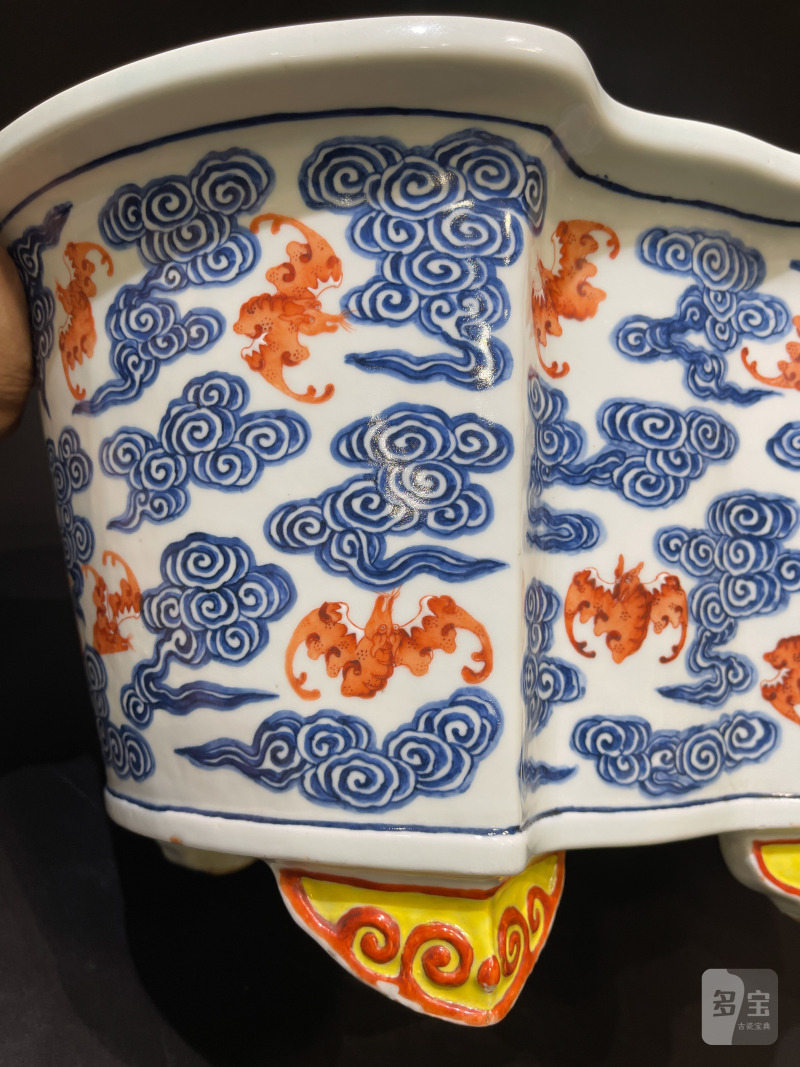 清光绪 青花矾红云蝠纹蝠形大花盆 - 图13